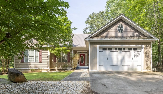 Escape to Nature's Serenity: Cozy Lake Lanier House with Remote Office