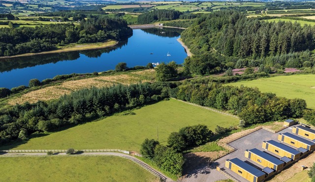Escape to nature - stunning group lodges overlooking Wistlandpound Reservoir