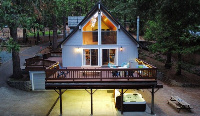Escape to Nature! Charming Tranquil Cabin w/ Hot Tub!