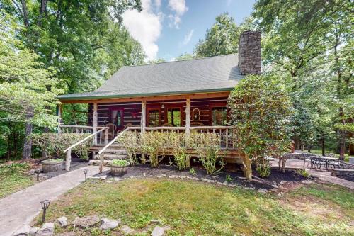 Escape to Oakwood Hideaway Cozy Cabin wHotTub on 18 Acres near Nashville!