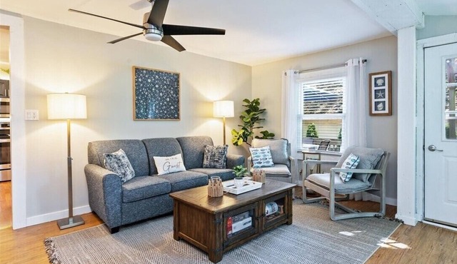 Escape to our cozy 2-BR lakefront cottage on East Bay! Sleeps 6.