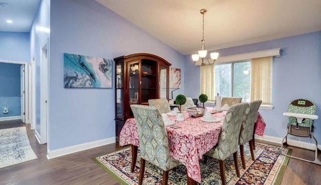 Escape to our cozy 3 Bed Rm 2 Bath Unit in Alexandria VA