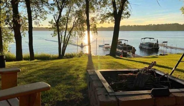 Escape to our cozy Lakeside Cabin-great sunset views-1 hour from Cities