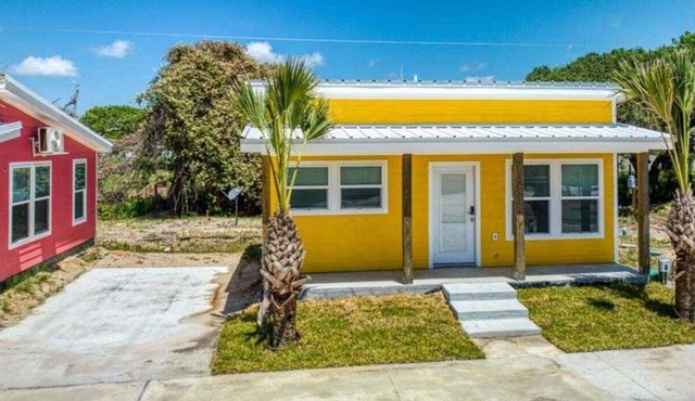 Escape to our cozy 2 bedroom cabin in Aransas Pass, perfect for families of up to 6