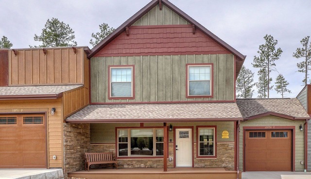 🌲 Escape to our modern rustic 2-bedroom condo nestled in the heart of the Black Hills ! Perfectly located in Rockerville, this cozy retreat will accommodates your group and serves as the ideal home base for exploring the area’s top attractions.