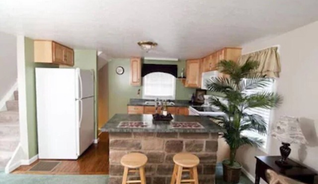 Escape to our romantic stone cottage by a pond overlooking Amish country