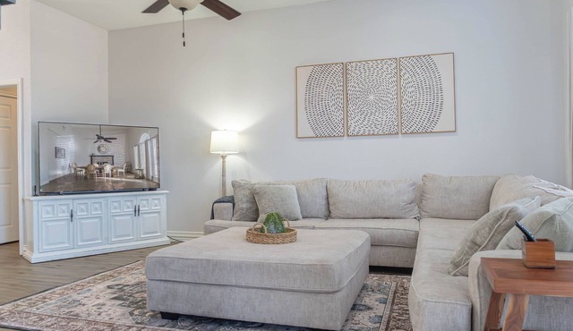 Escape to our spacious modern home in the Dallas-Fort Worth area! Perfect for families and friends, it features multiple living areas, a full kitchen, private backyard, and easy access to Arlington, Dallas, and Fort Worth attractions.