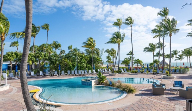 Escape to Paradise! Beachfront, Outdoor Pool, Near Theater of the Sea