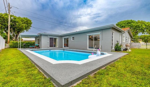 Escape to Paradise: Tropical House with Pool & BBQ