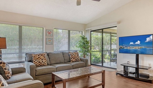 Escape to Paradise: Updated Sarasota Retreat near Siesta Key Beach and Pool!