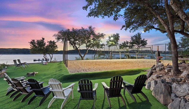 Escape to Reames Dream BnB: Lakefront bliss with sand volleyball awaits!