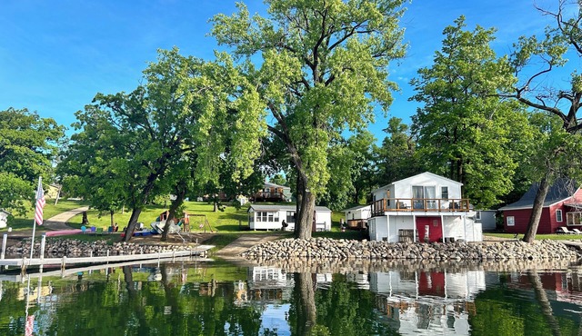 Escape to Romance: Discover Your Serene Retreat at Lake Victoria's Cozy Cabin