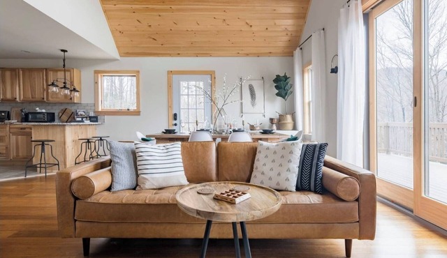 Escape to romantic cabin in the Catskills with breathtaking views.