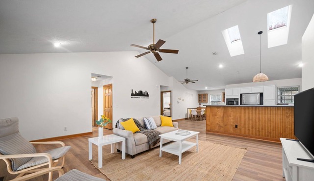 Escape to Rustic Elegance: Country Home mins from Nashville's Vibrant Scene