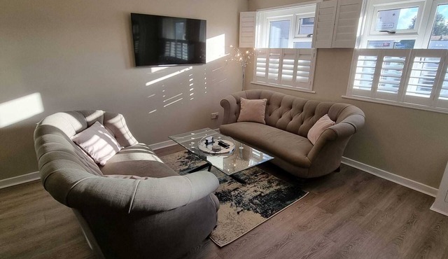 Escape to Rye at the Strand overlooking The Strand Quay with parking!