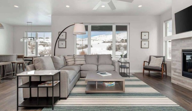 Escape to Serenity. 4BR Townhome w/New Hot Tub