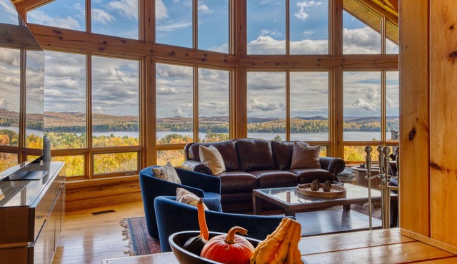 Escape to Serenity: Mountain-Top Cottage with Stunning Lake Views in Harrington