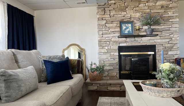 Escape to Serenity: Charming home King+Queen near Ponca Park
