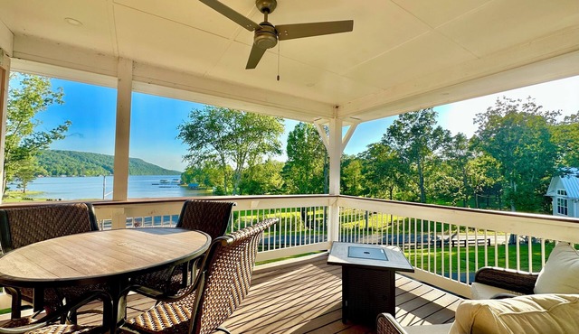 Escape to “Studio A”! Lake, Pool, Splash Pad, Hot Tub, Kayaks, fire pit, etc.!