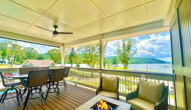 Escape to "Studio B"! Lake, Pool, Splash Pad, Hot Tub, Kayaks, fire pit, etc.!