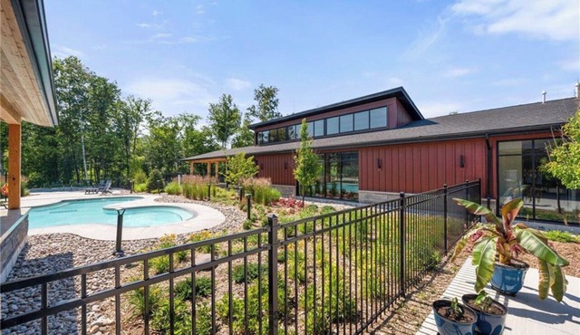 Escape to the Blue Mountains steps away from beaches, golf, biking, and more!