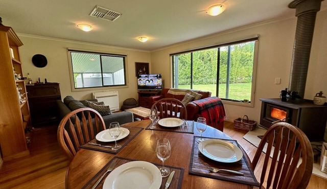 Escape to the country - centrally located with Cathedral views