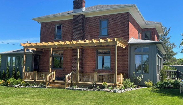 Escape to the country in this recently renovated 6 bedroom farmhouse!
