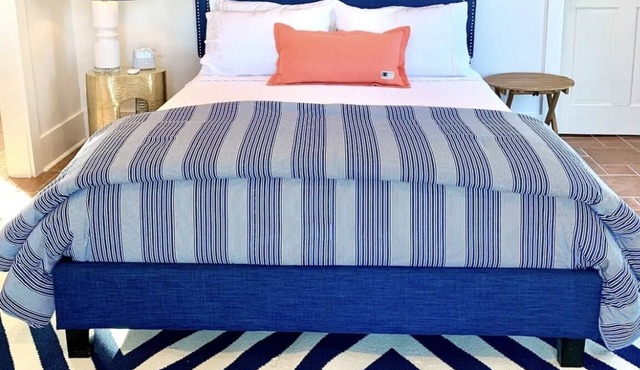 Escape to the Eastern Shore -Upscale Romantic Waterfront getaway cottage w dock