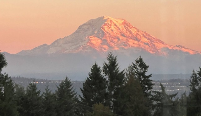 "Escape to the EDGEVUE Loft with a Mt. Rainier view & Private putting Green!"