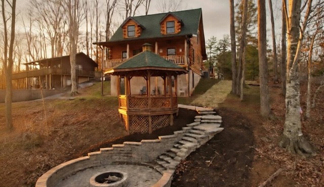 Escape to The Getaway at Pine Haven — a spotless log cabin on Smith Mountain Lake where every bedroom has its own en-suite bath. Enjoy lake views, a stocked kitchen, fire pit, pool table, and dock access. The perfect home away from home for groups.