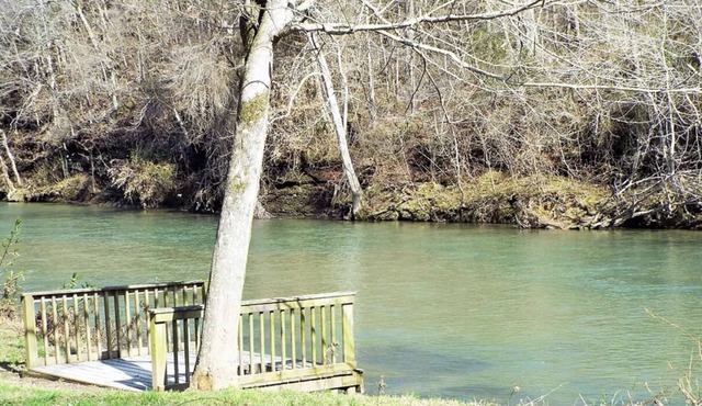 Escape to the Harmony Ranch Guest Cabin! 45 acre farm-fish, swim, grill, relax!