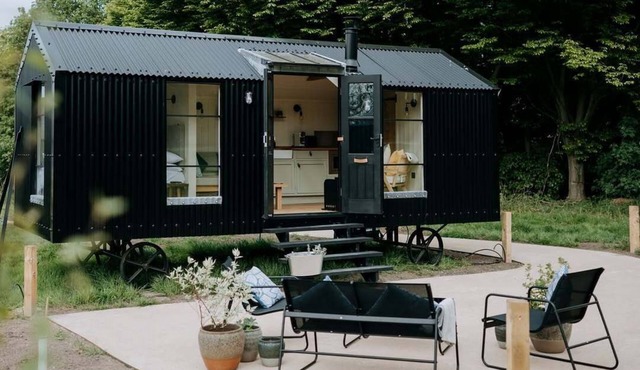 Escape to the heart of the Elsham Estate and enjoy a peaceful getaway!