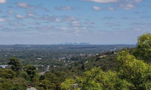 Escape to the Hills- Charming home with city views & close to the to the 1000 steps