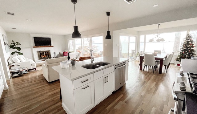 Escape to the Lake - Waterfront bungalow w firepit & amazing views