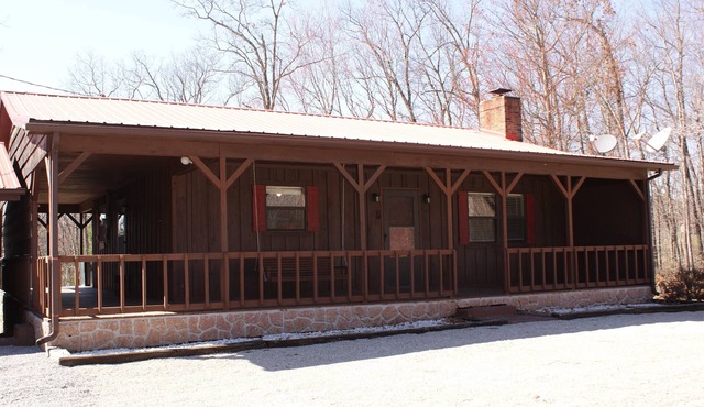Escape to the lake 2 Bedroom Cabin, Boat Parking & Ample Outdoor and Deck Space.
