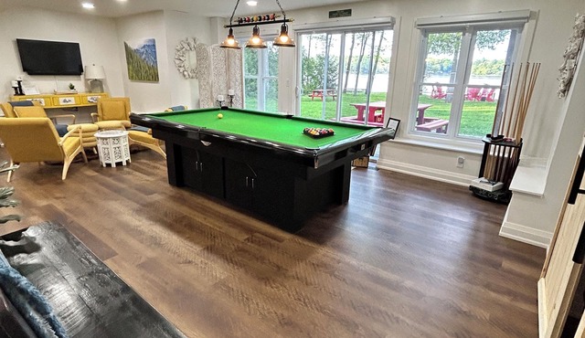 Escape to the Lake-7bedroom waterfront cottage w/hot tub in Muskoka.