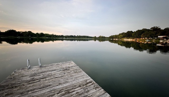 Escape to the Lake - Modern renovated 1.5bedroom Cabin- 5 mins to MI Intn Spdway