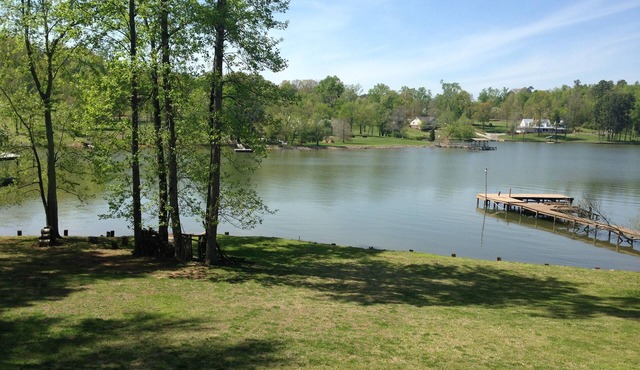 Escape to the Lake: Spacious Lakefront House-Relax-Rejuvenate