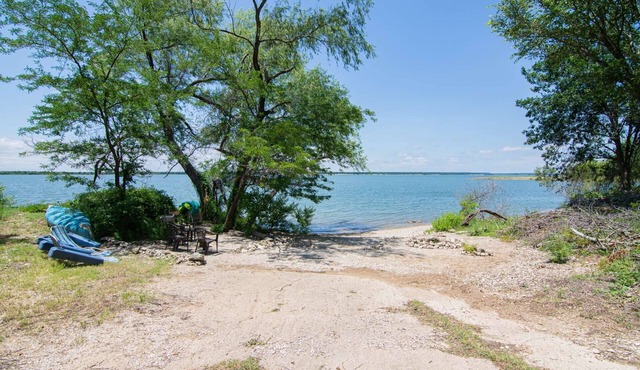 Escape to the Lake! Waterfront w/Semiprivate Cove Access, Pet Friendly, Fire Pit, Quiet & Secluded