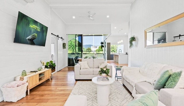 Escape to The Loft- Elegant Urban Retreat with Coastal Charm – Spacious & Stylish Loft