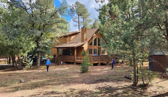 Escape to the perfect family mountain cabin in the cool pines