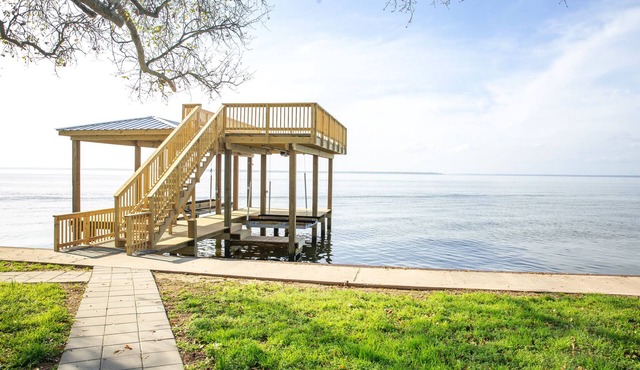 Escape to the Pointe - Superior Sunset views from spacious porch!