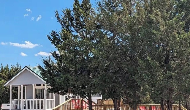 Escape to the Pond Palace! A tiny home in Farmersville, TX