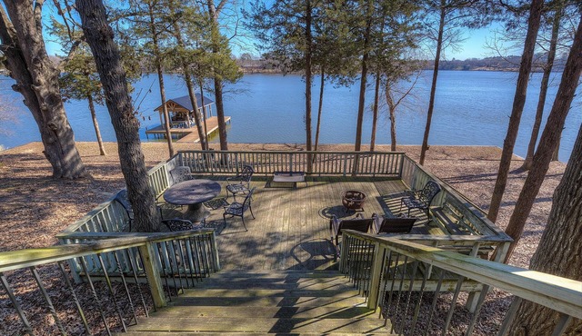 Escape to the shores of Lake Winnsboro!