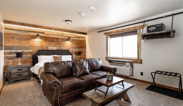 Escape to The Adventure Inn Yellowstone- Absaroka, just a minute from the park!