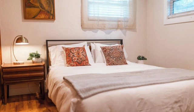 Escape to this artsy 2-bedroom MCM Guesthouse in charming Phoenix, OR. Unwind in the luxurious spa soaking tub after exploring Southern Oregon. Features high-end design for a stylish, quiet retreat.