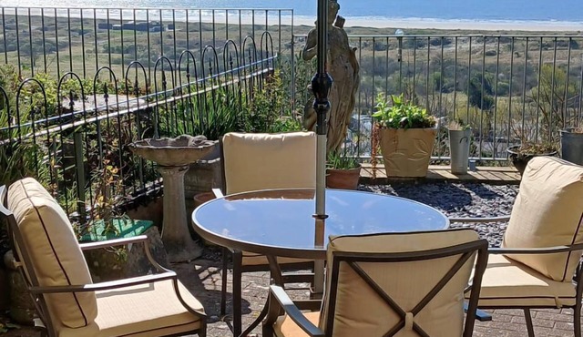 Escape to this charming 2 bedroom detached house with amazing sea views