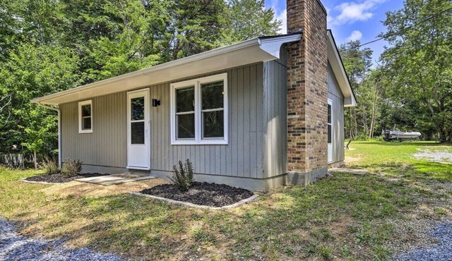 Escape to this charming home in the Dehaven Park area of Claytor Lake