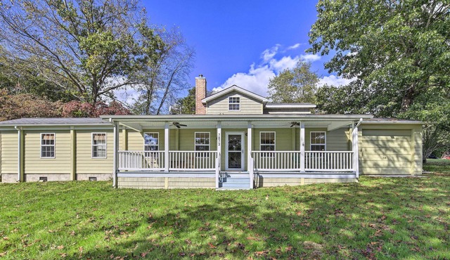 Escape to this charming home in the Dehaven Park area of Claytor Lake