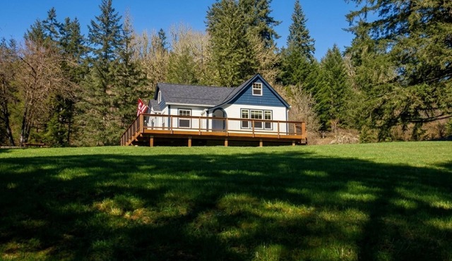 Escape to this peaceful, dog-friendly woodland retreat near the Lewis River. Enjoy a beautifully updated kitchen, cozy living spaces, and a spacious deck overlooking nature. With a fire pit and quiet surroundings, it’s perfect for a relaxing getaway.